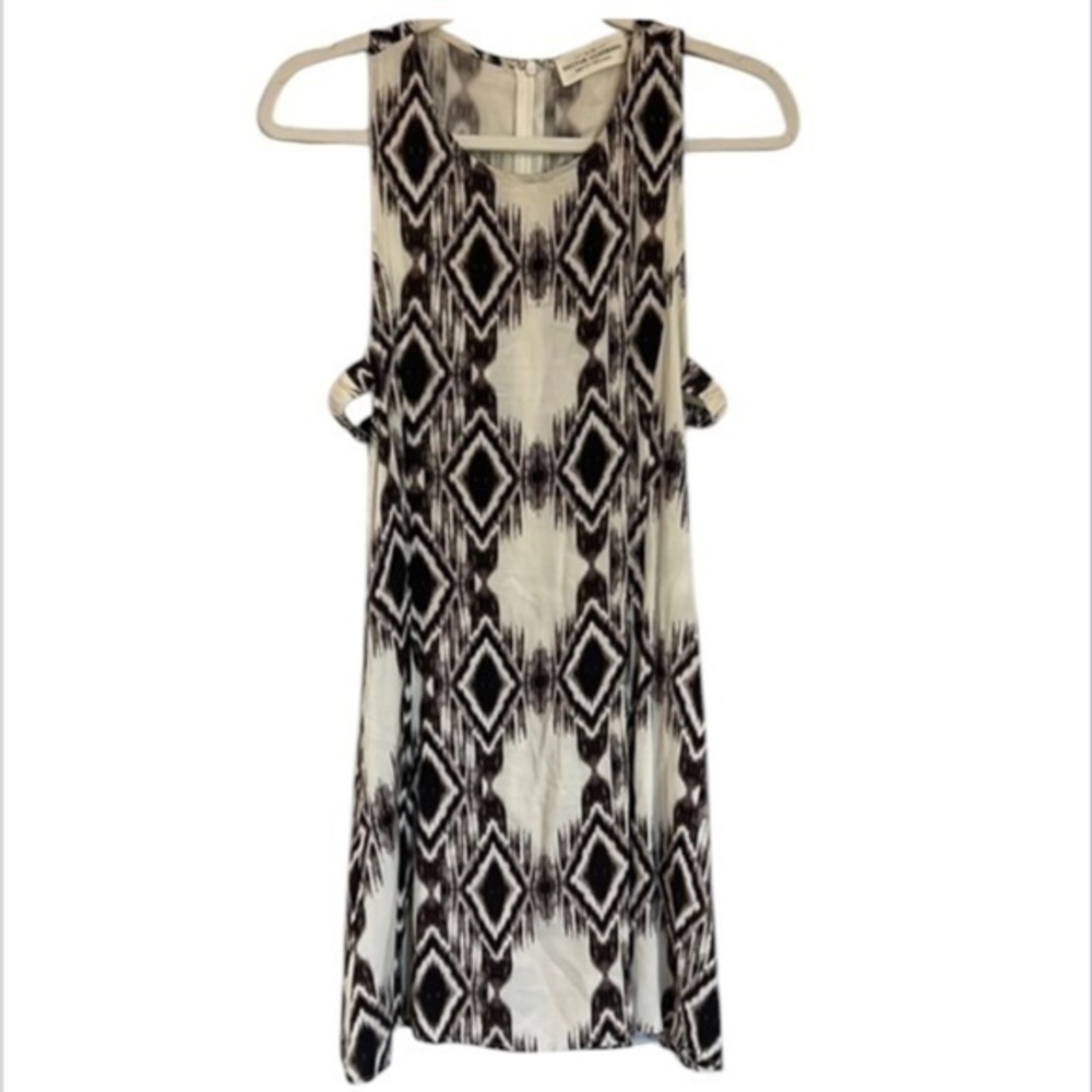 Nectar Clothing size small cream and black side cut out dress